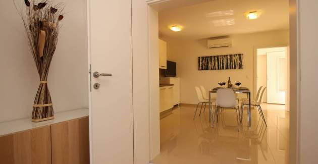 Apartment Kristijan – Seafront & Sea View