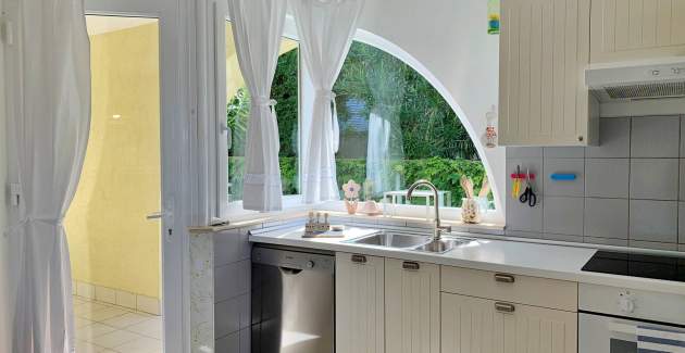 Apartment Savic M – 90 m from the Beach with Sea ​​View