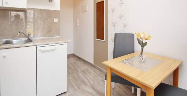 Charming Apartment Brnic No. 6 - with Balcony and Sea View