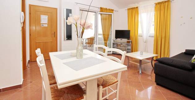 Apartment Brnic Nar. brdo - with Balcony, 350m from the Beach