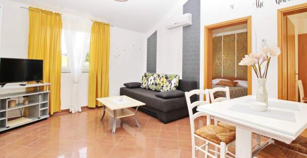 Apartment Brnic Nar. brdo - with Balcony, 350m from the Beach