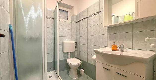 Capić Z2 - apartman s balkonom i parking mjestom, 300 m od plaže