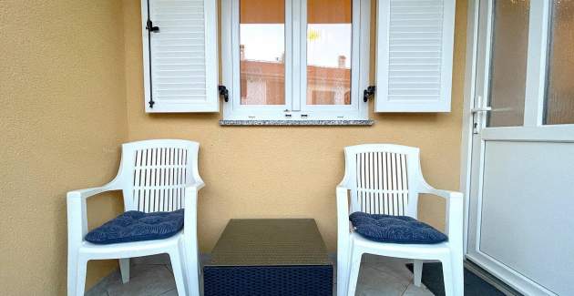 Capić Z2 - apartman s balkonom i parking mjestom, 300 m od plaže