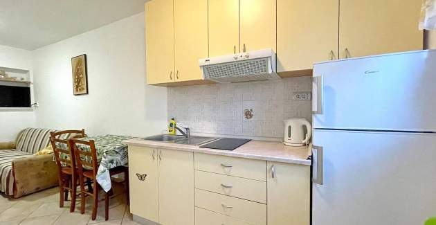 Capić Z2 - apartman s balkonom i parking mjestom, 300 m od plaže