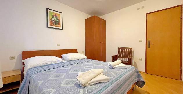 Capić Z2 - apartman s balkonom i parking mjestom, 300 m od plaže