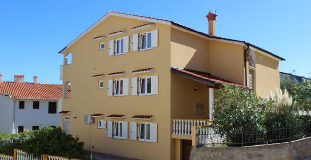 Capić Z2 - apartman s balkonom i parking mjestom, 300 m od plaže