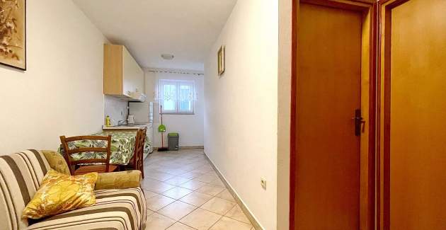 Capić Z2 - apartman s balkonom i parking mjestom, 300 m od plaže