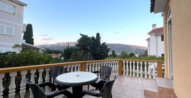 Capic Z1 – Apartman s terasom i parkingom, 300 m od plaže