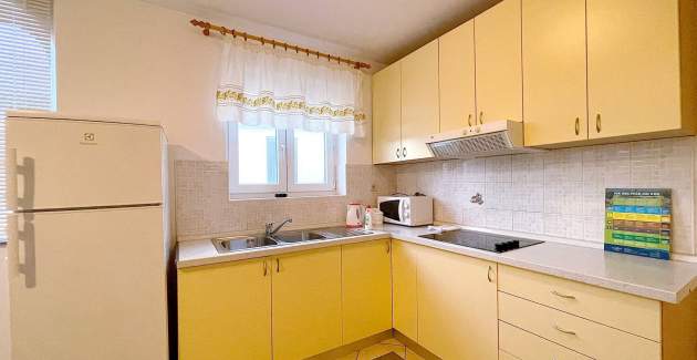 Capic Z1 – Apartman s terasom i parkingom, 300 m od plaže