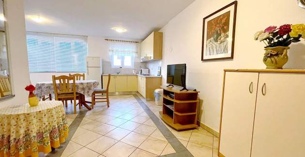 Capic Z1 – Apartman s terasom i parkingom, 300 m od plaže