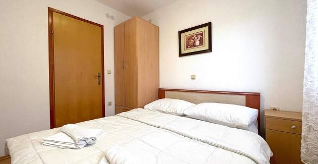 Capic Z1 – Apartman s terasom i parkingom, 300 m od plaže