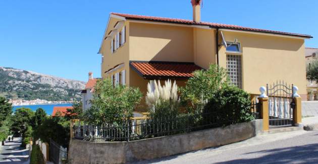 Capic Z1 – Apartman s terasom i parkingom, 300 m od plaže