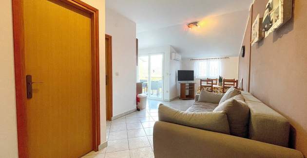 Capic Z7 - Apartment with Balcony and Parking spot, 300 m from the Beach