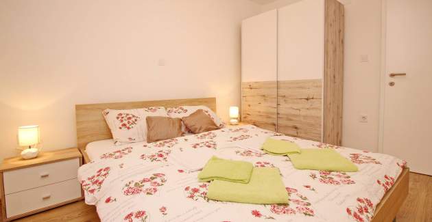 Apartment Cugalj - with Balcony, 1st floor, 300 m from the Beach