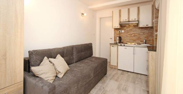 Studio Cugalj - with covered Terrace, 300m from the Beach