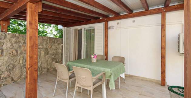 Studio Cugalj - with covered Terrace, 300m from the Beach