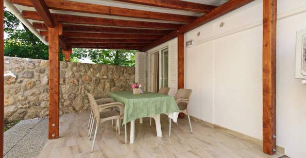 Studio Cugalj - with covered Terrace, 300m from the Beach