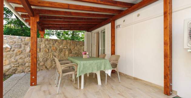 Studio Cugalj - with covered Terrace, 300m from the Beach