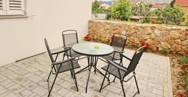 Apartment Vasilic - with Terrace, 300m from the Beach