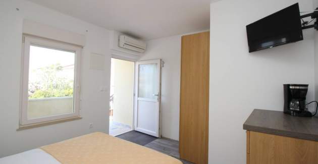 Room Dekanic No.4 - with mini Fridge and Balcony