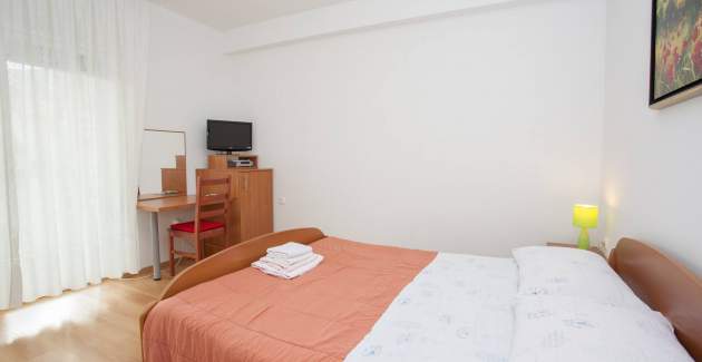 Room Dekanic No.1 - with mini Fridge and Terrace