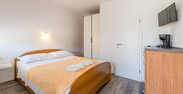 Room Dekanic No.2 - with mini Fridge and Terrace