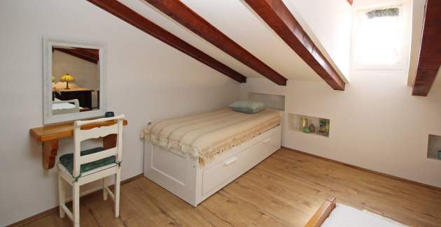 Apartment Fantov - in the old Part of Baska, with a nearby Parking