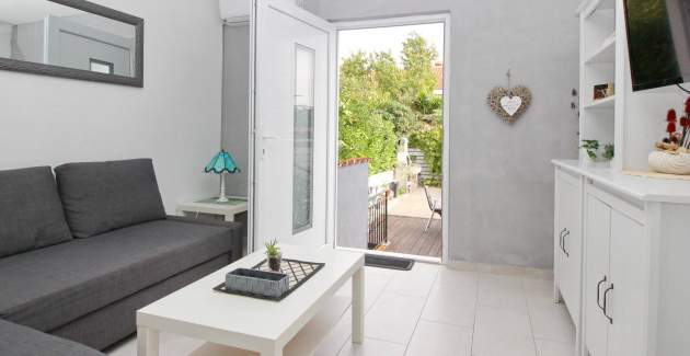 Apartment Fantov No.1 - with Terrace, 250 m from the Beach