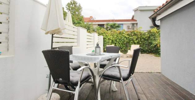 Apartment Fantov No.2 - with Terrace, 250 m from the Beach