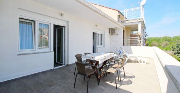 Apartment Fantov No.3 - with large Balcony, 250 m from the Beach