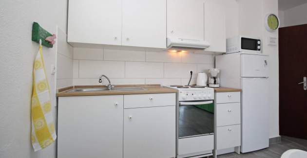 Apartment Fantov No.3 - with large Balcony, 250 m from the Beach