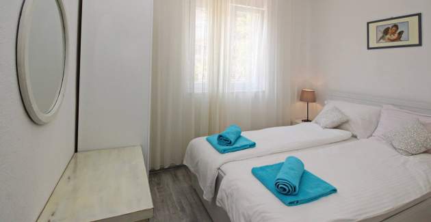 Apartment Fantov No.3 - with large Balcony, 250 m from the Beach