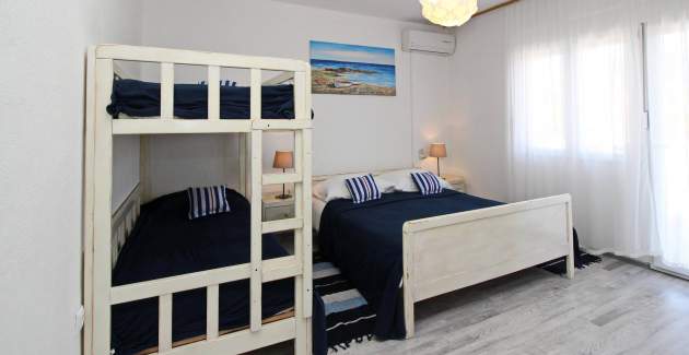 Apartment Fantov No.3 - with large Balcony, 250 m from the Beach