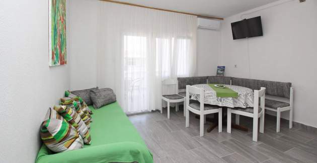 Apartment Fantov No.3 - with large Balcony, 250 m from the Beach
