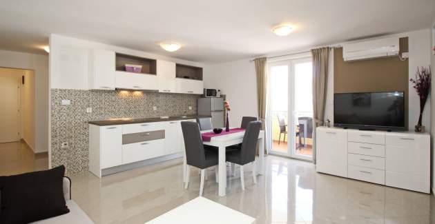 Apartment Gorica 2 No.5 - with Balcony and Pool