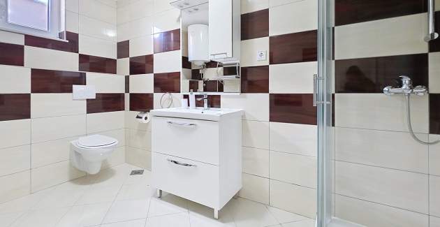 Monolocale Gorica 2 n.11 – con piscina, al piano seminterrato