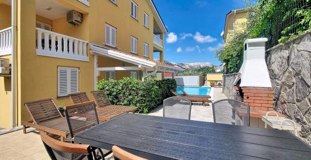 Monolocale Gorica 2 n.11 – con piscina, al piano seminterrato
