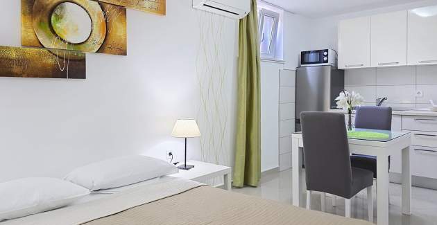 Monolocale Gorica 2 n.11 – con piscina, al piano seminterrato