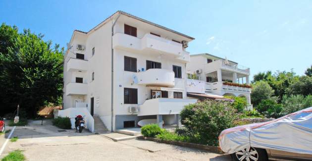 Apartment Karamarko - with large Balcony