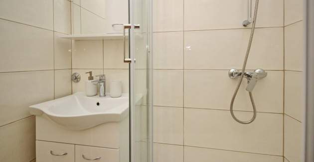 Studio Apartment Karamarko - with roofed Terrace