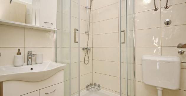 Studio Apartment Karamarko - with roofed Terrace