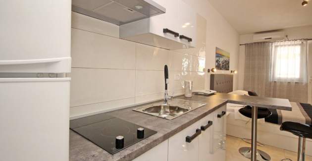 Studio Apartment Karamarko - with roofed Terrace