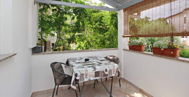 Studio Apartment Karamarko - with roofed Terrace