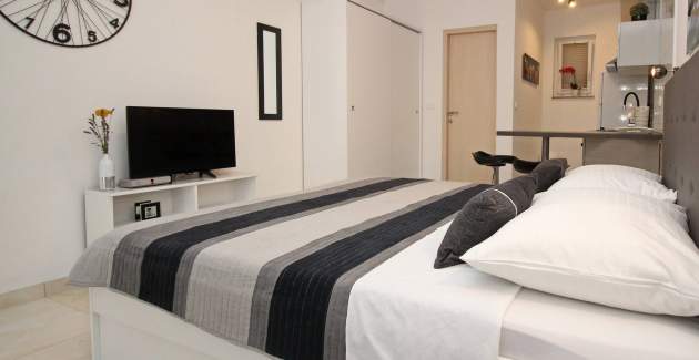 Studio Apartment Karamarko - with roofed Terrace