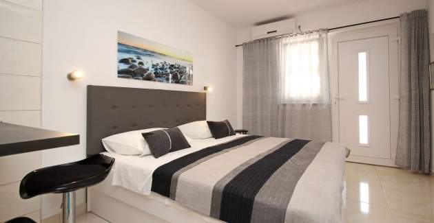 Studio Apartment Karamarko - with roofed Terrace