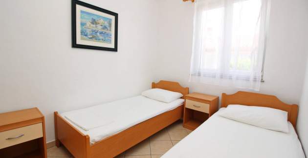 Apartment Lovincic No.1 – mit Terrasse, 200 m vom Strand entfernt