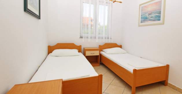 Apartment Lovincic No.1 – mit Terrasse, 200 m vom Strand entfernt