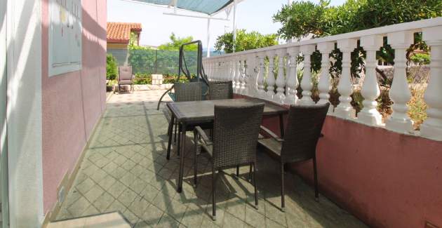 Apartment Lovincic No.1 – mit Terrasse, 200 m vom Strand entfernt