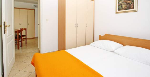 Apartment Lovincic No.1 – mit Terrasse, 200 m vom Strand entfernt