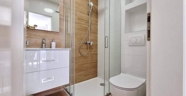 Apartment Lovincic No.1 – mit Terrasse, 200 m vom Strand entfernt